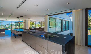 Villa moderna, lista para entrar a vivir, en venta con vistas en La Quinta, una urbanización de golf en Marbella - Benahavís 801073 