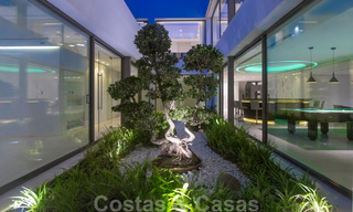 Villa moderna, lista para entrar a vivir, en venta con vistas en La Quinta, una urbanización de golf en Marbella - Benahavís 801075 