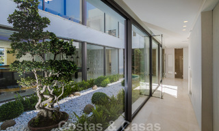 Villa moderna, lista para entrar a vivir, en venta con vistas en La Quinta, una urbanización de golf en Marbella - Benahavís 801076 