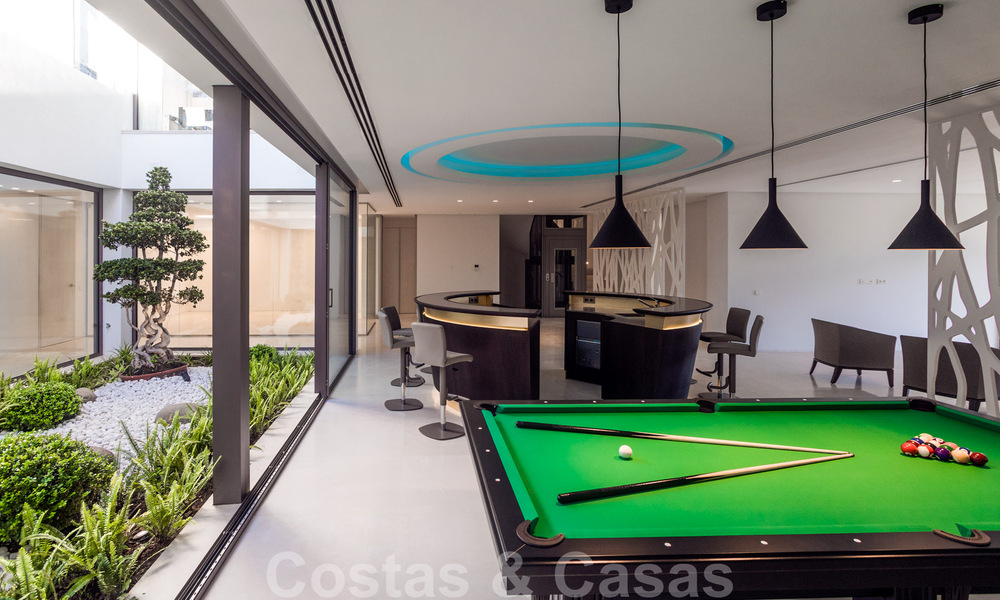 Villa moderna, lista para entrar a vivir, en venta con vistas en La Quinta, una urbanización de golf en Marbella - Benahavís 801077