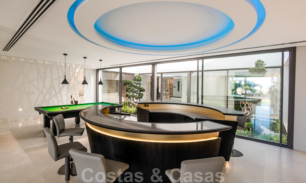 Villa moderna, lista para entrar a vivir, en venta con vistas en La Quinta, una urbanización de golf en Marbella - Benahavís 801078