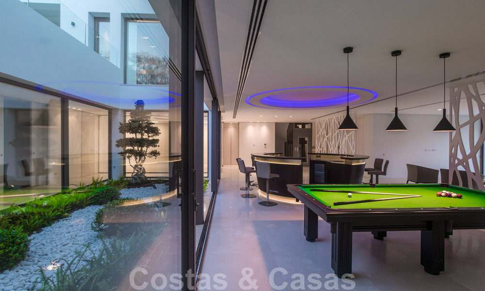 Villa moderna, lista para entrar a vivir, en venta con vistas en La Quinta, una urbanización de golf en Marbella - Benahavís 801081