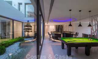 Villa moderna, lista para entrar a vivir, en venta con vistas en La Quinta, una urbanización de golf en Marbella - Benahavís 801081 