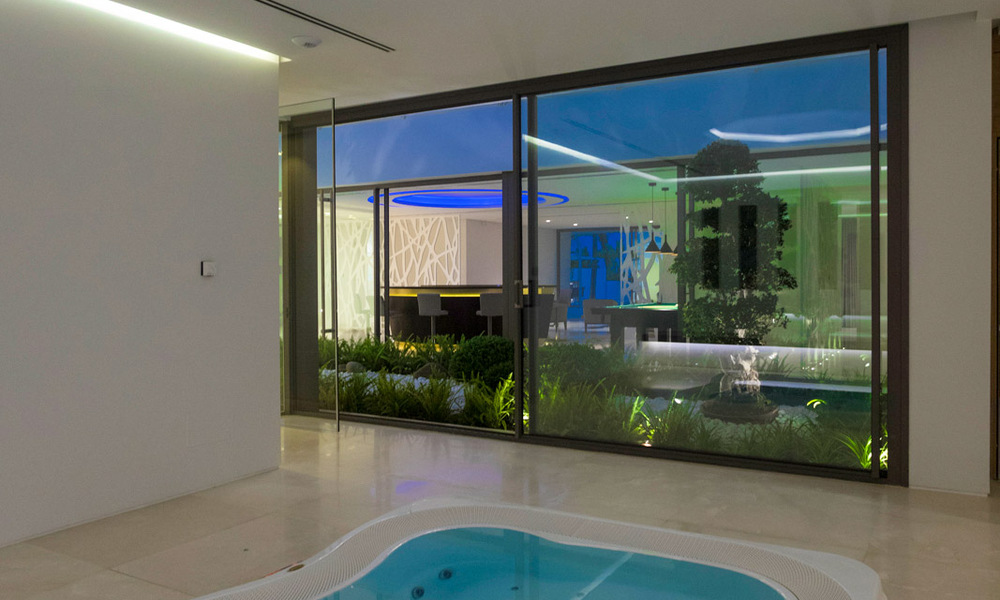 Villa moderna, lista para entrar a vivir, en venta con vistas en La Quinta, una urbanización de golf en Marbella - Benahavís 801082