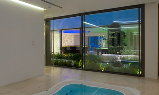 Villa moderna, lista para entrar a vivir, en venta con vistas en La Quinta, una urbanización de golf en Marbella - Benahavís 801082 