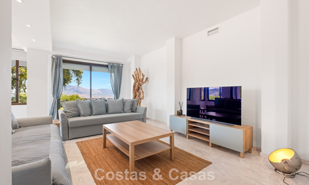 Amplio apartamento con enorme jardín privado y espectaculares vistas en venta al este de Marbella 801412