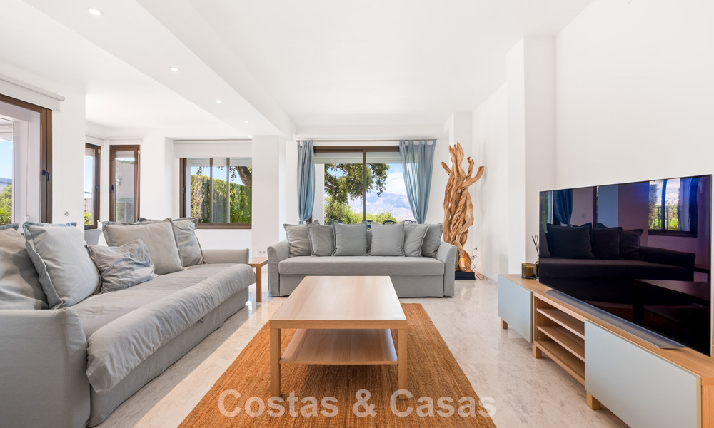 Amplio apartamento con enorme jardín privado y espectaculares vistas en venta al este de Marbella 801413
