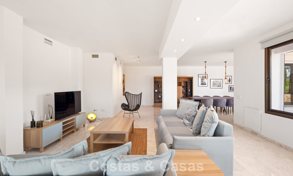 Amplio apartamento con enorme jardín privado y espectaculares vistas en venta al este de Marbella 801414