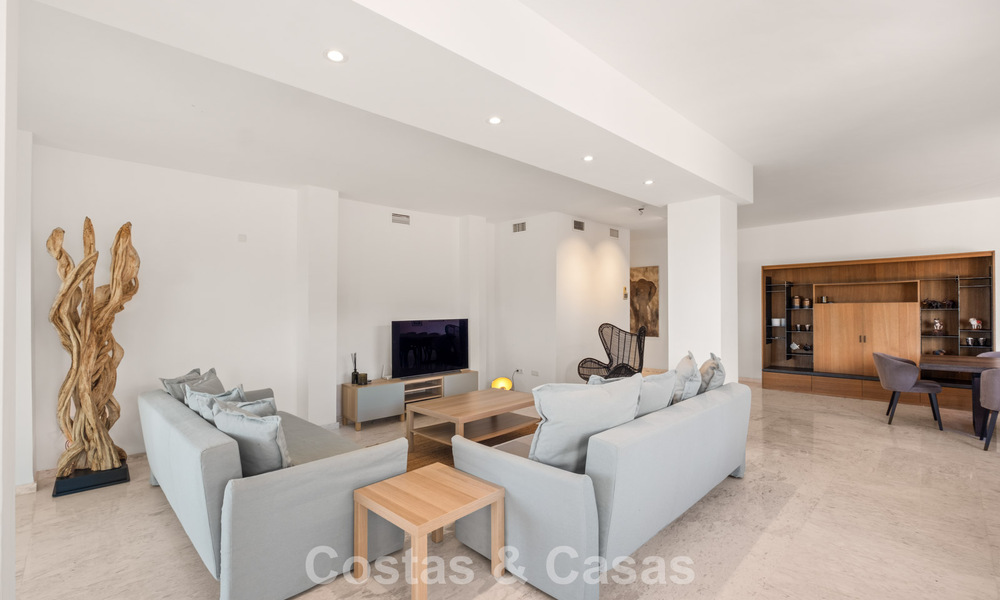 Amplio apartamento con enorme jardín privado y espectaculares vistas en venta al este de Marbella 801415