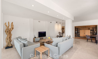 Amplio apartamento con enorme jardín privado y espectaculares vistas en venta al este de Marbella 801415 