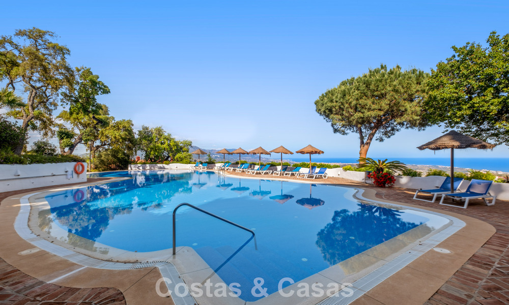 Amplio apartamento con enorme jardín privado y espectaculares vistas en venta al este de Marbella 801417
