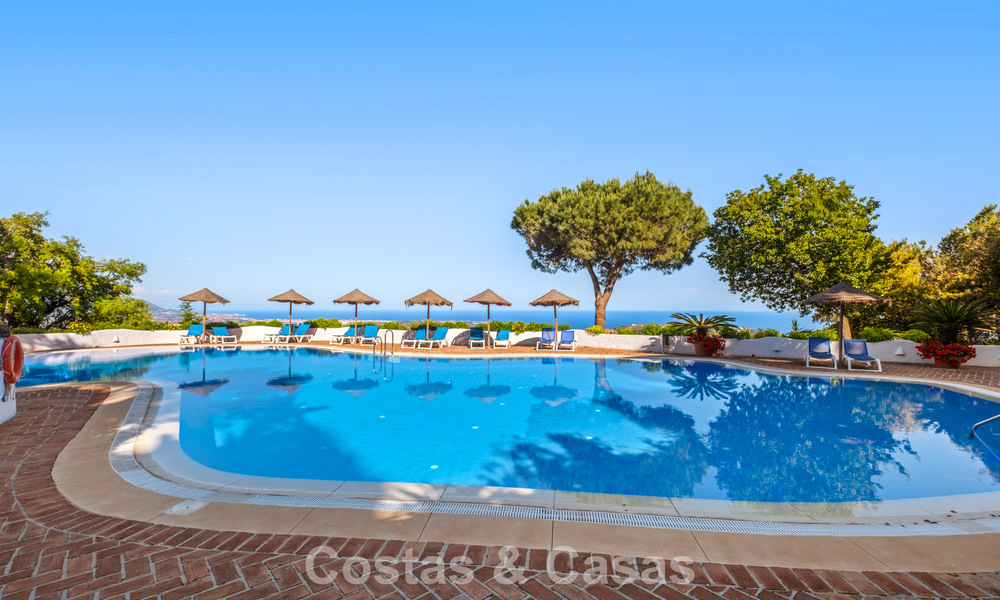 Amplio apartamento con enorme jardín privado y espectaculares vistas en venta al este de Marbella 801418