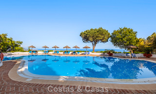 Amplio apartamento con enorme jardín privado y espectaculares vistas en venta al este de Marbella 801418 