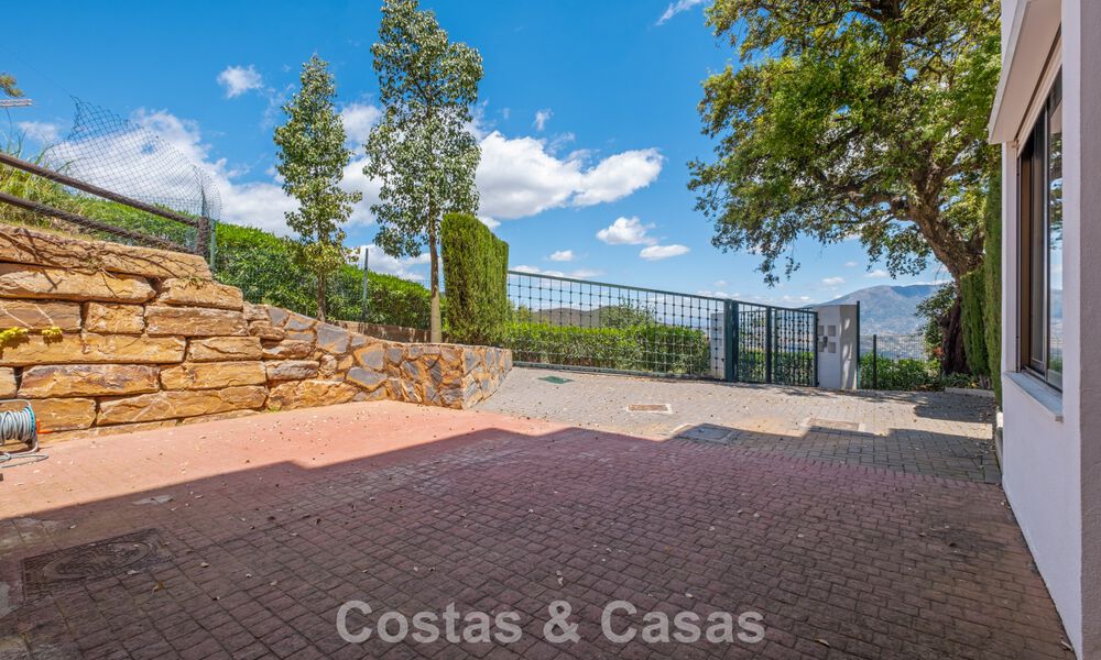 Amplio apartamento con enorme jardín privado y espectaculares vistas en venta al este de Marbella 801423