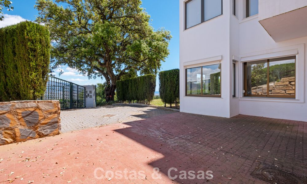 Amplio apartamento con enorme jardín privado y espectaculares vistas en venta al este de Marbella 801424