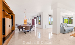Amplio apartamento con enorme jardín privado y espectaculares vistas en venta al este de Marbella 801427 