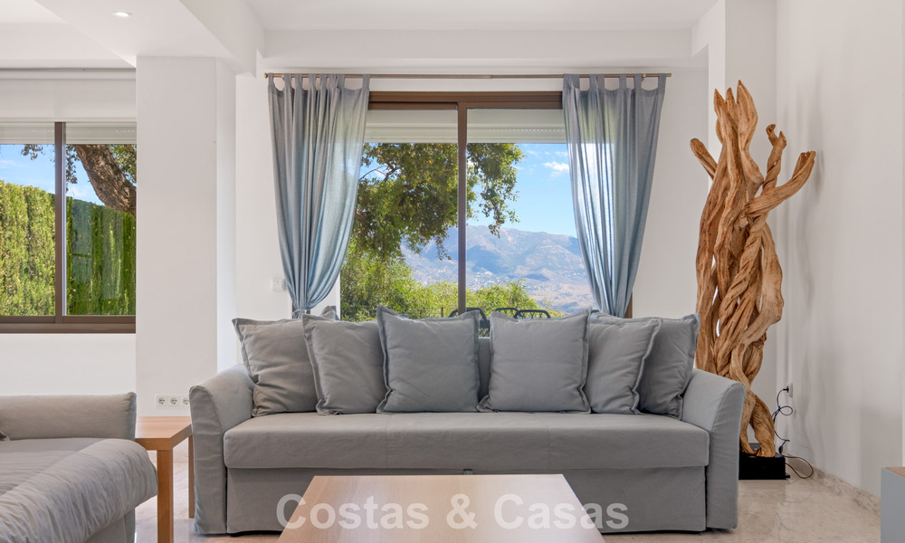 Amplio apartamento con enorme jardín privado y espectaculares vistas en venta al este de Marbella 801428