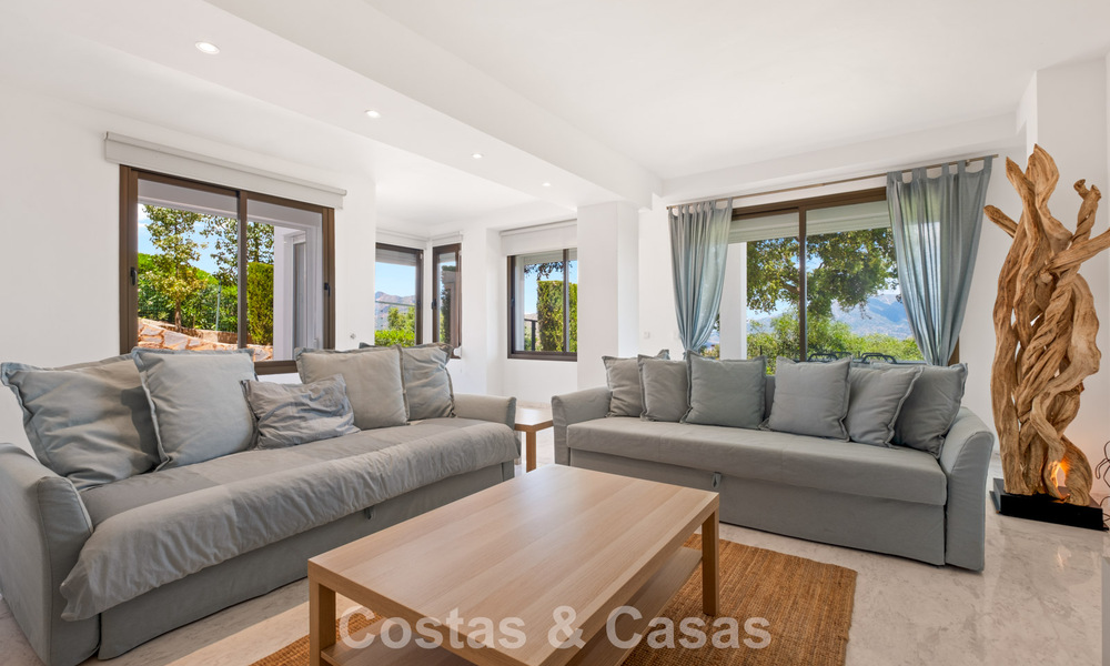 Amplio apartamento con enorme jardín privado y espectaculares vistas en venta al este de Marbella 801429