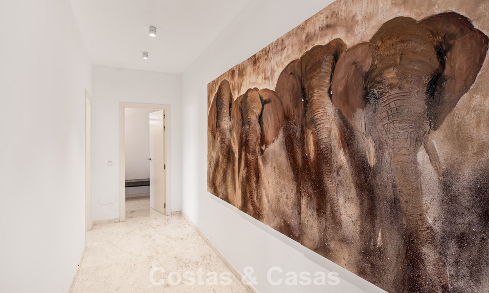 Amplio apartamento con enorme jardín privado y espectaculares vistas en venta al este de Marbella 801433