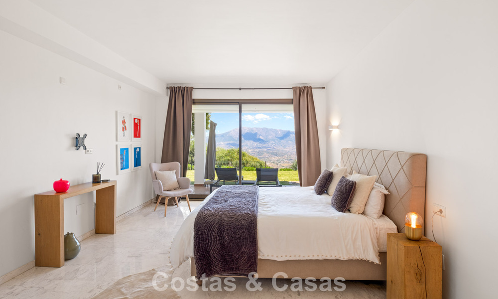Amplio apartamento con enorme jardín privado y espectaculares vistas en venta al este de Marbella 801434