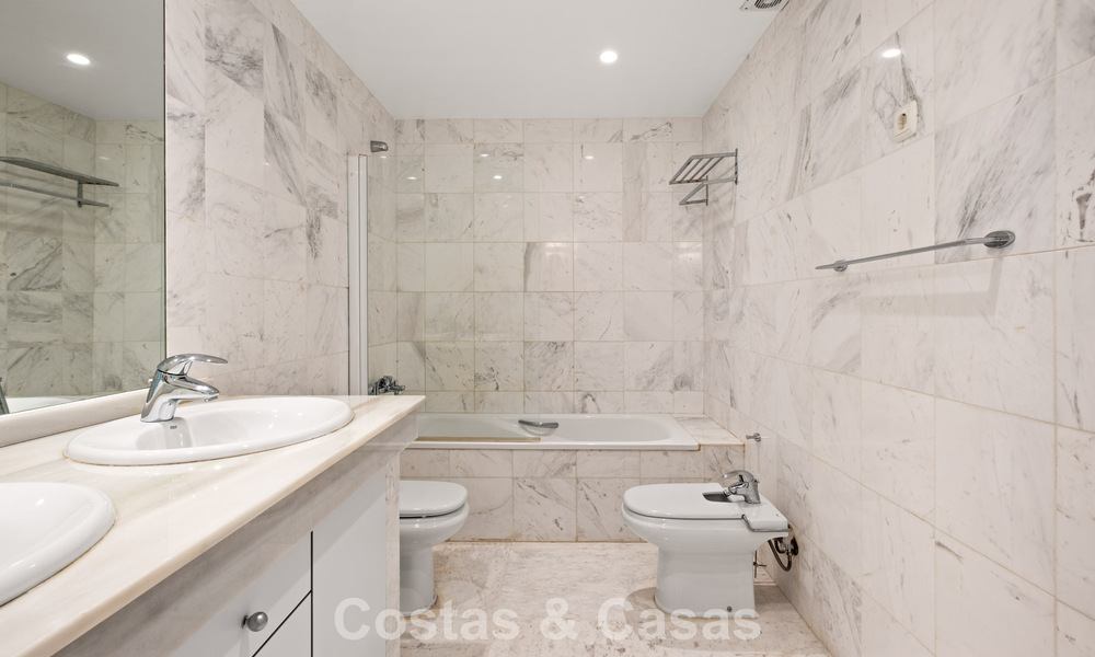 Amplio apartamento con enorme jardín privado y espectaculares vistas en venta al este de Marbella 801435