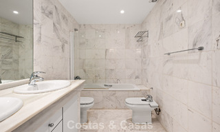 Amplio apartamento con enorme jardín privado y espectaculares vistas en venta al este de Marbella 801435 