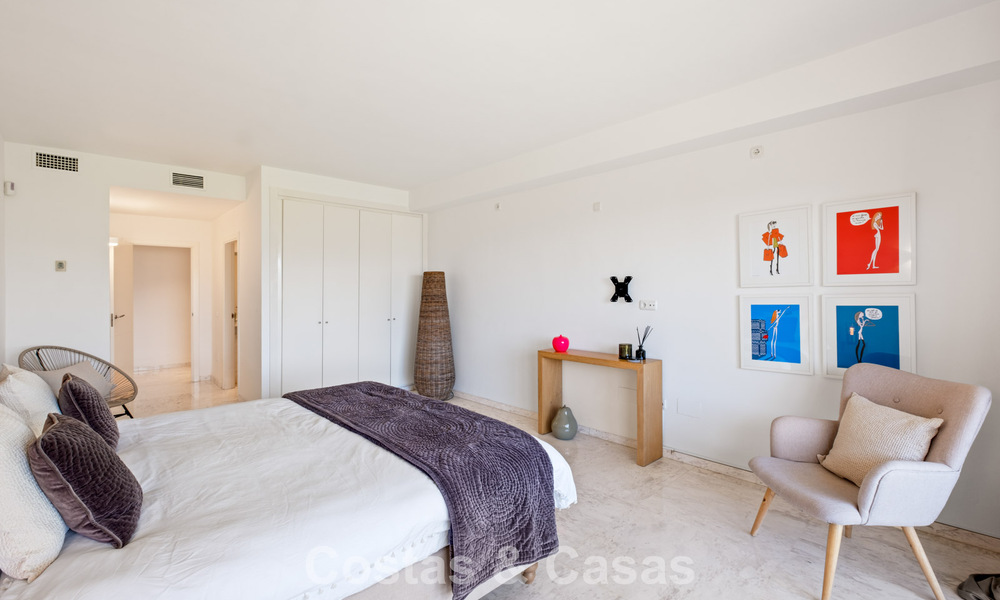 Amplio apartamento con enorme jardín privado y espectaculares vistas en venta al este de Marbella 801437