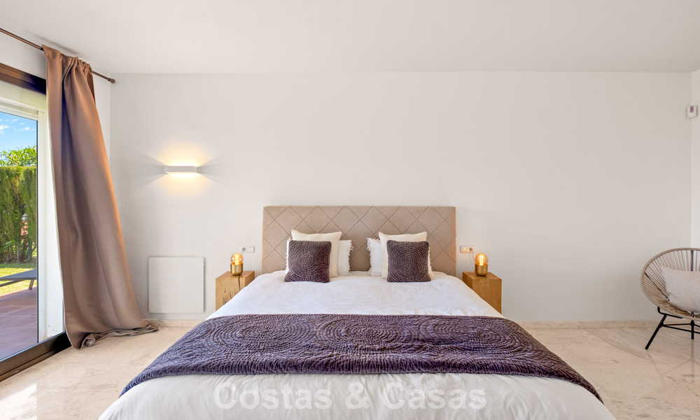 Amplio apartamento con enorme jardín privado y espectaculares vistas en venta al este de Marbella 801438