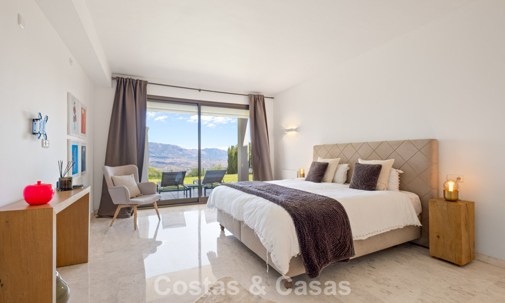 Amplio apartamento con enorme jardín privado y espectaculares vistas en venta al este de Marbella 801439