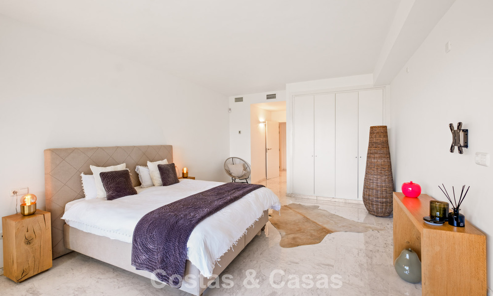 Amplio apartamento con enorme jardín privado y espectaculares vistas en venta al este de Marbella 801440