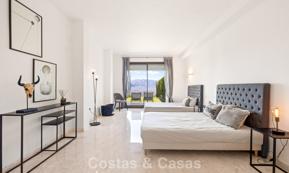 Amplio apartamento con enorme jardín privado y espectaculares vistas en venta al este de Marbella 801441