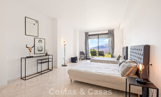 Amplio apartamento con enorme jardín privado y espectaculares vistas en venta al este de Marbella 801442 