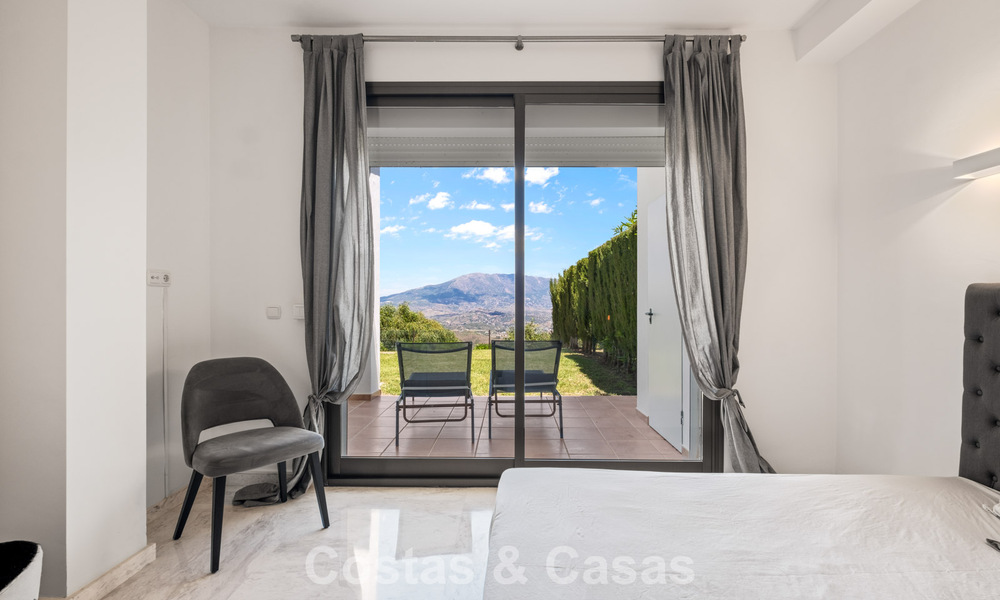 Amplio apartamento con enorme jardín privado y espectaculares vistas en venta al este de Marbella 801443