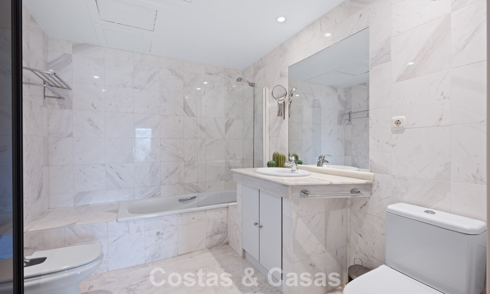 Amplio apartamento con enorme jardín privado y espectaculares vistas en venta al este de Marbella 801445