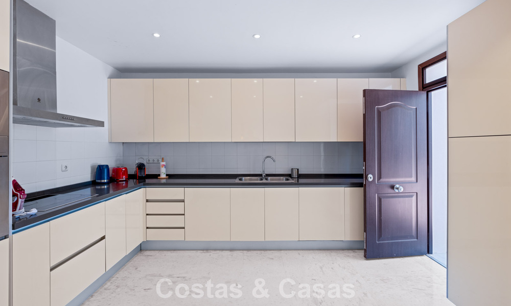 Amplio apartamento con enorme jardín privado y espectaculares vistas en venta al este de Marbella 801448