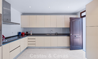 Amplio apartamento con enorme jardín privado y espectaculares vistas en venta al este de Marbella 801448 