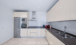 Amplio apartamento con enorme jardín privado y espectaculares vistas en venta al este de Marbella 801449 