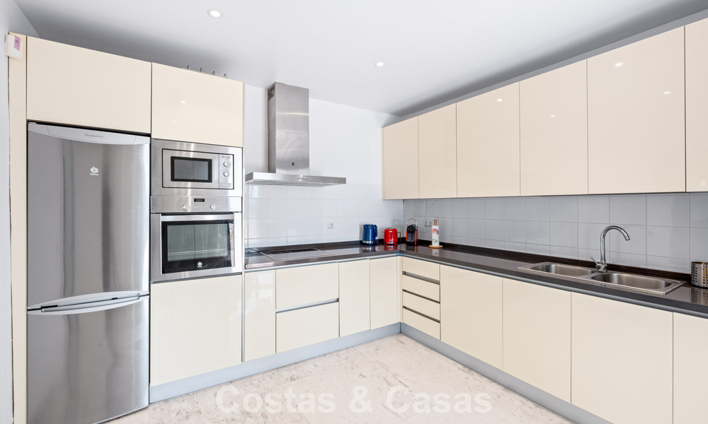 Amplio apartamento con enorme jardín privado y espectaculares vistas en venta al este de Marbella 801450