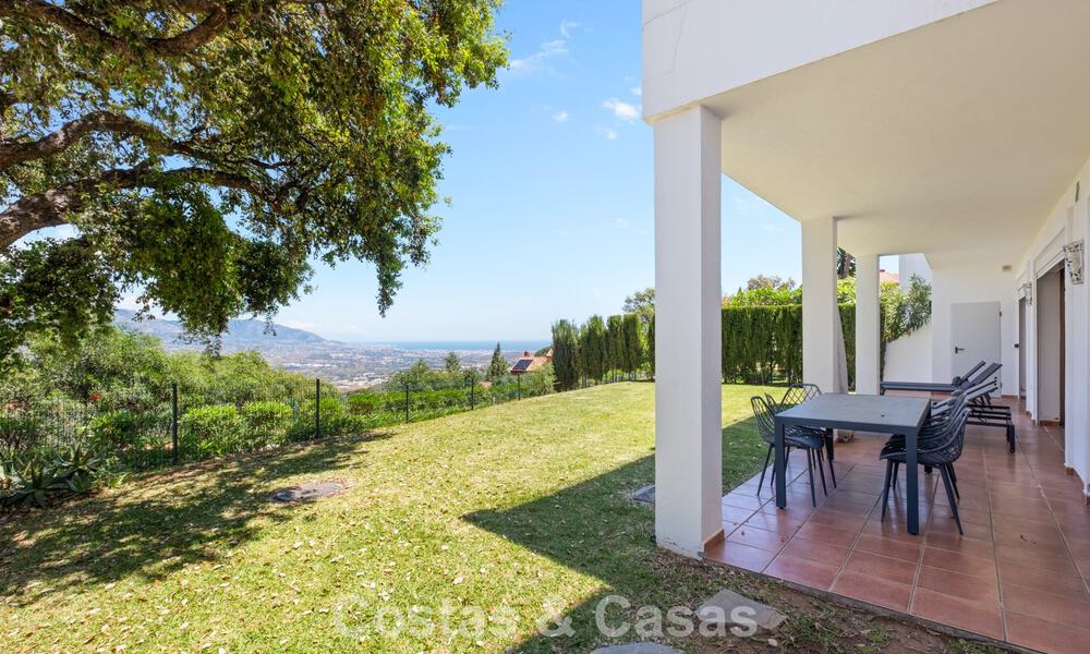 Amplio apartamento con enorme jardín privado y espectaculares vistas en venta al este de Marbella 801451