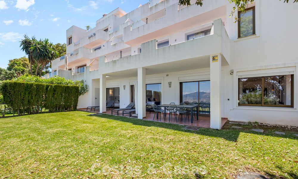 Amplio apartamento con enorme jardín privado y espectaculares vistas en venta al este de Marbella 801452