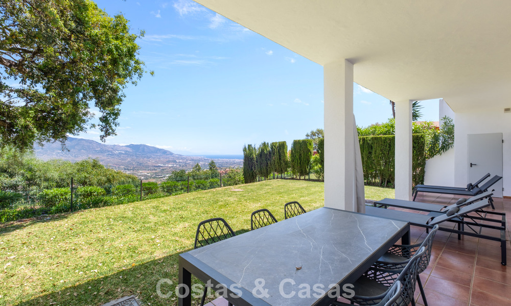 Amplio apartamento con enorme jardín privado y espectaculares vistas en venta al este de Marbella 801453