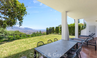 Amplio apartamento con enorme jardín privado y espectaculares vistas en venta al este de Marbella 801453 