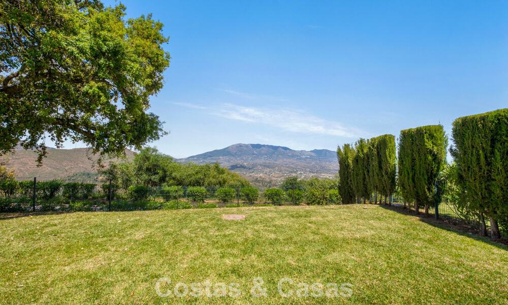 Amplio apartamento con enorme jardín privado y espectaculares vistas en venta al este de Marbella 801455