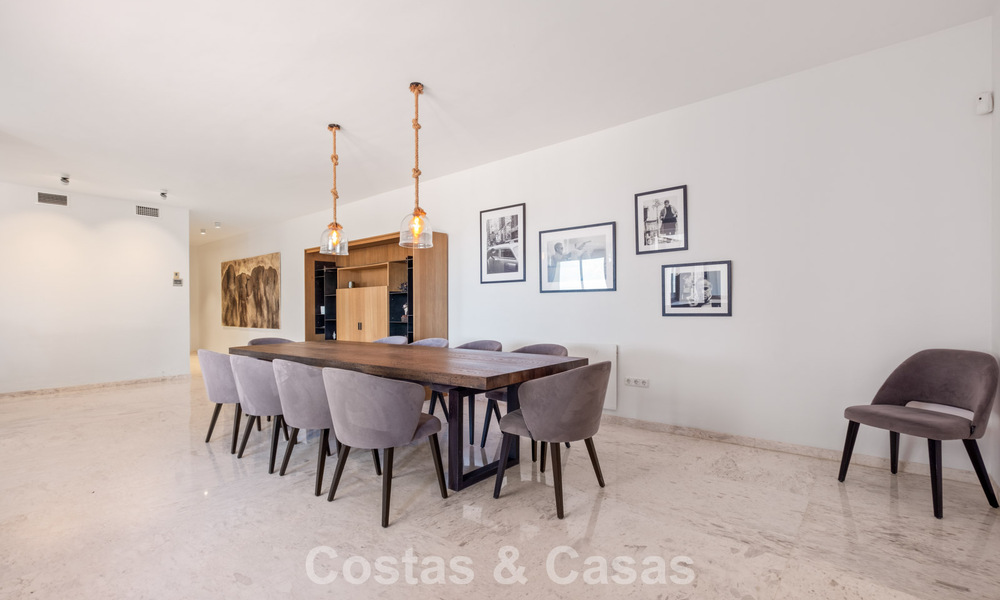 Amplio apartamento con enorme jardín privado y espectaculares vistas en venta al este de Marbella 801456