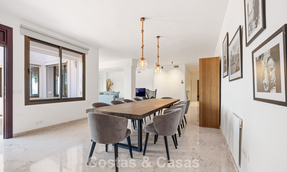 Amplio apartamento con enorme jardín privado y espectaculares vistas en venta al este de Marbella 801457