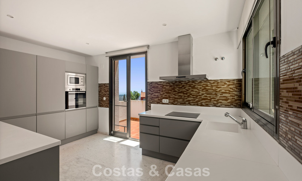 Amplio ático moderno con vistas panorámicas en venta al este de Marbella 801485