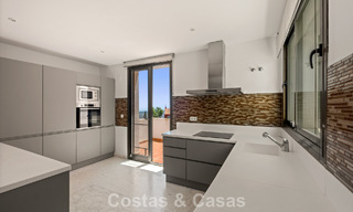 Amplio ático moderno con vistas panorámicas en venta al este de Marbella 801485 