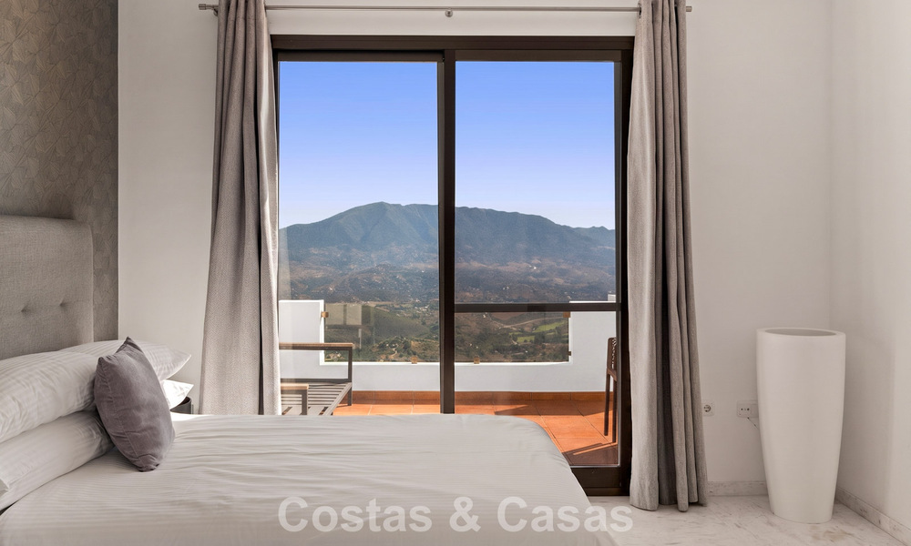 Amplio ático moderno con vistas panorámicas en venta al este de Marbella 801490