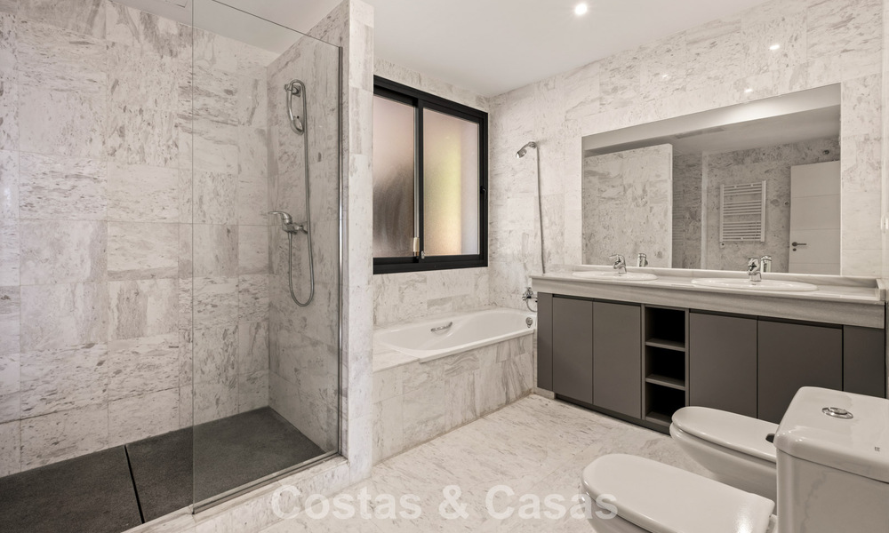 Amplio ático moderno con vistas panorámicas en venta al este de Marbella 801497
