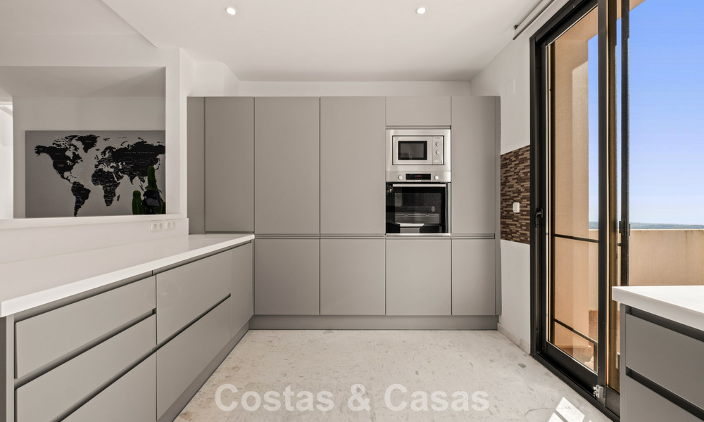 Amplio ático moderno con vistas panorámicas en venta al este de Marbella 801500